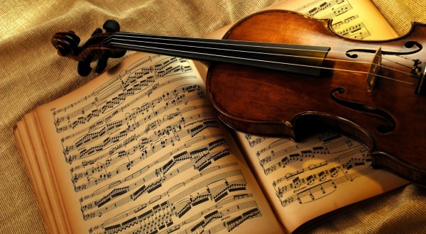 Instrumento-musical-sobre-notas-de-bellas-canciones-